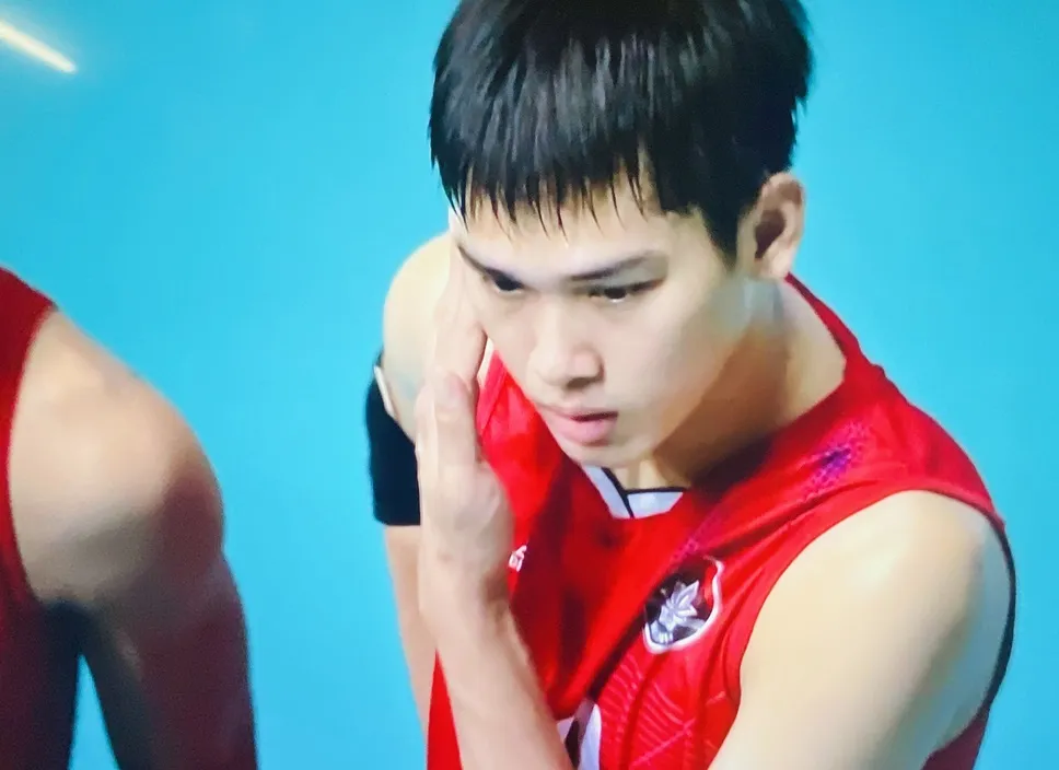 Chủ công ngoại binh Thái Lan Assanaphan Chantajorn giúp đội nam Hà Tĩnh thắng dễ đội nam Long An trong tối thi đấu 9-11. Ảnh: MINH MINH