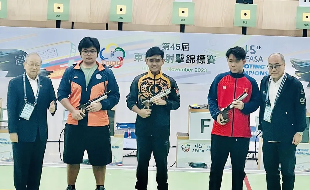 VĐV trẻ của nội dung 10m súng ngắn hơi nam Hà Thanh Tấn (đỏ) có được tấm HCĐ quan trọng cho bản thân mình. Ảnh: MINH MINH