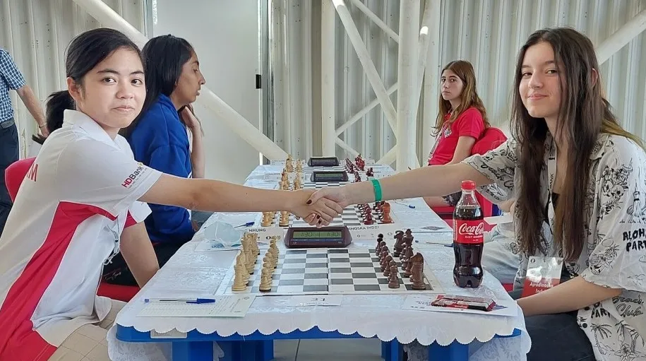 Kỳ thủ Hồng Nhung (trái) từng giành HCB nhóm U16 nữ ở giải năm ngoái. Ảnh: ANH THƯ