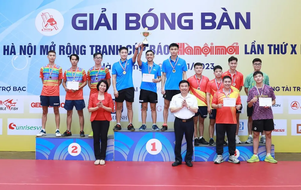 Tổng biên tập báo Hà Nội Mới, nhà báo Nguyễn Minh Đức trao thưởng cho đội vô địch nội dung nâng cao. Ảnh: HNM