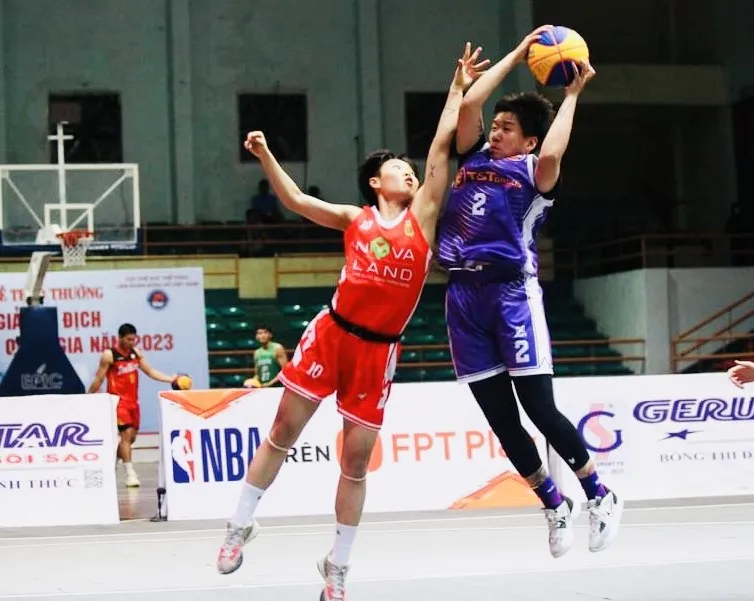 Đội nữ Cần Thơ T&amp;T (áo thẫm) và TPHCM đã thi đấu trận chung kết nội dung 3x3. Ảnh: VBF