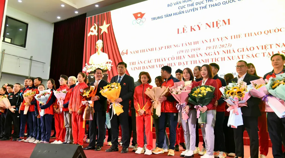 Các HLV, VĐV và lãnh đạo ngành thể thao cùng tham dự buổi lễ ở ngày 16-11. Ảnh: ĐOÀN TTVN