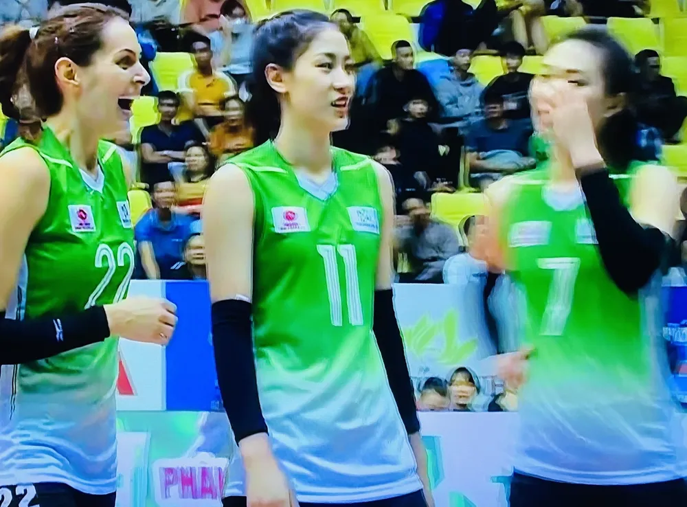 Cầu thủ Binh chủng Thông tin Trường Tươi Bình Phước mừng vui trước chiến thắng để lọt vào bán kết. Ảnh: MINH MINH