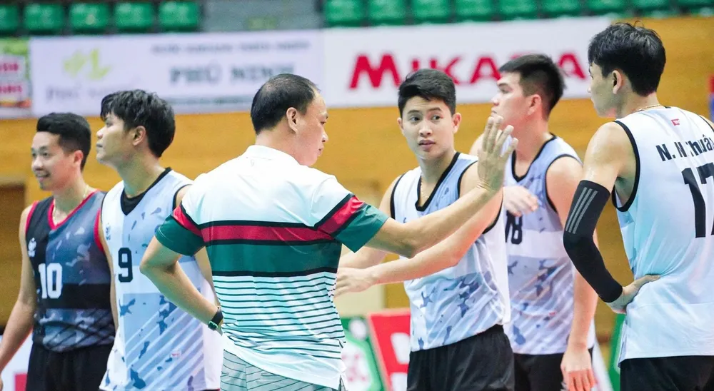 HLV Trần Đình Tiền chỉ đạo học trò phòng thủ hiệu quả ở trận bán kết lần này. Ảnh: BÓNG CHUYỀN VIỆT NAM