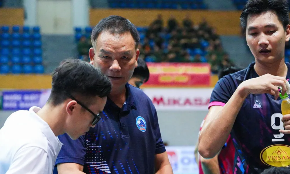 HLV Lê Nho Thạnh (Đà Nẵng) là một trong những HLV lớn tuổi tại giải bóng chuyền vô địch quốc gia 2023 nhưng để lại dấu ấn chuyên môn tốt với đội bóng của mình. Ảnh: BÓNG CHUYỀN VIỆT NAM