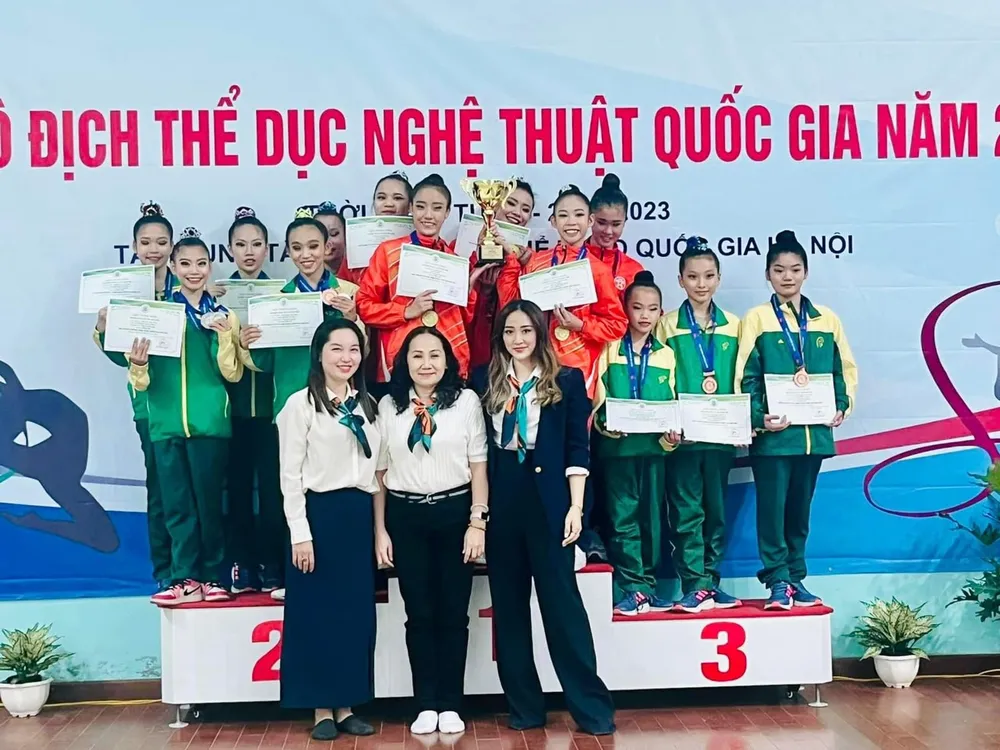 Các VĐV có thành tích được trao huy chương giải năm nay. Ảnh: VGF