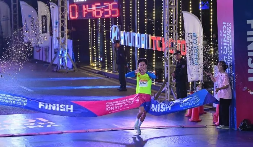 Nguyễn Trung Cường về nhất cự ly 21km nam. Ảnh: VNM