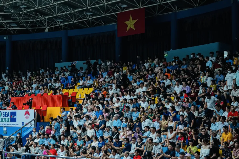 Lượt đấu đầu tiên giải SEA V.League 2023 tại nhà thi đấu Vĩnh Phúc đã có đông đảo khán giả cổ vũ cho đội tuyển bóng chuyền nữ Việt Nam. Ảnh: VFV