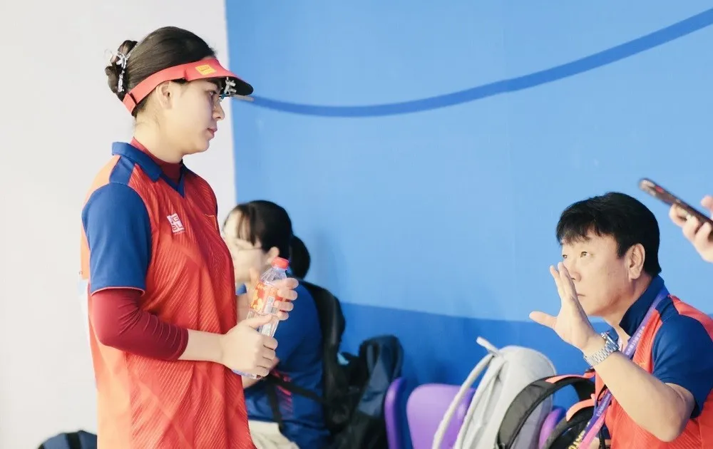 Chuyên gia Park Chung-gun chỉ đạo chuyên môn tại ASIAD 19. Ảnh: LƯỢNG LƯỢNG