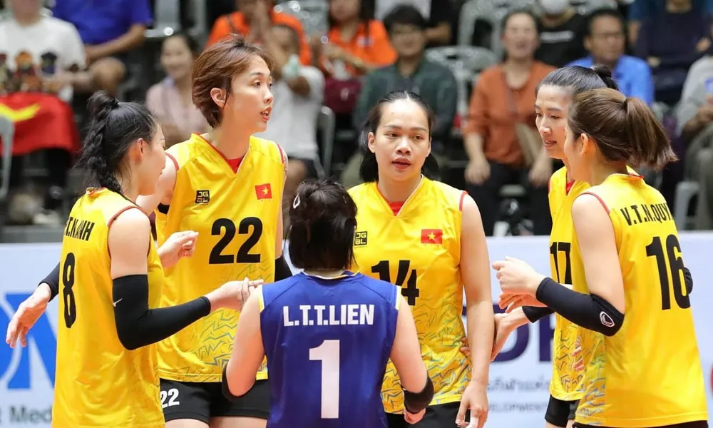 Cầu thủ đội tuyển bóng chuyền nữ Việt Nam di chuyển tới Bắc Ninh tập luyện. Ảnh: VFV