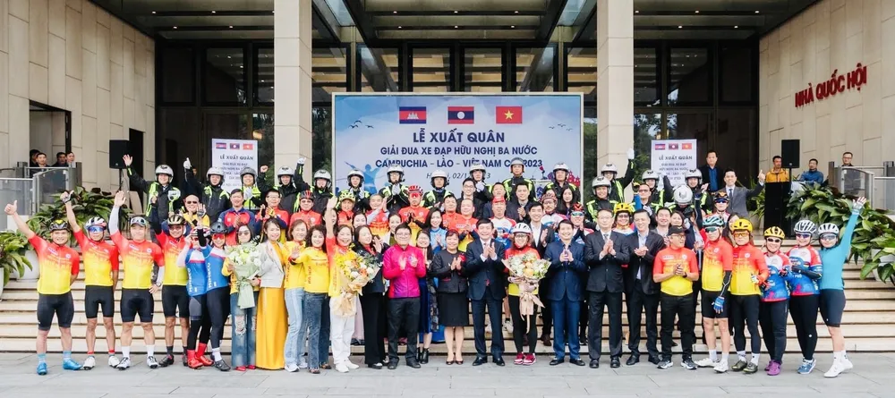 Đội xe đạp đại diện cho Việt Nam được tổ chức lễ xuất quân trước giờ lên đường đi Lào thi đấu. Ảnh: THQH