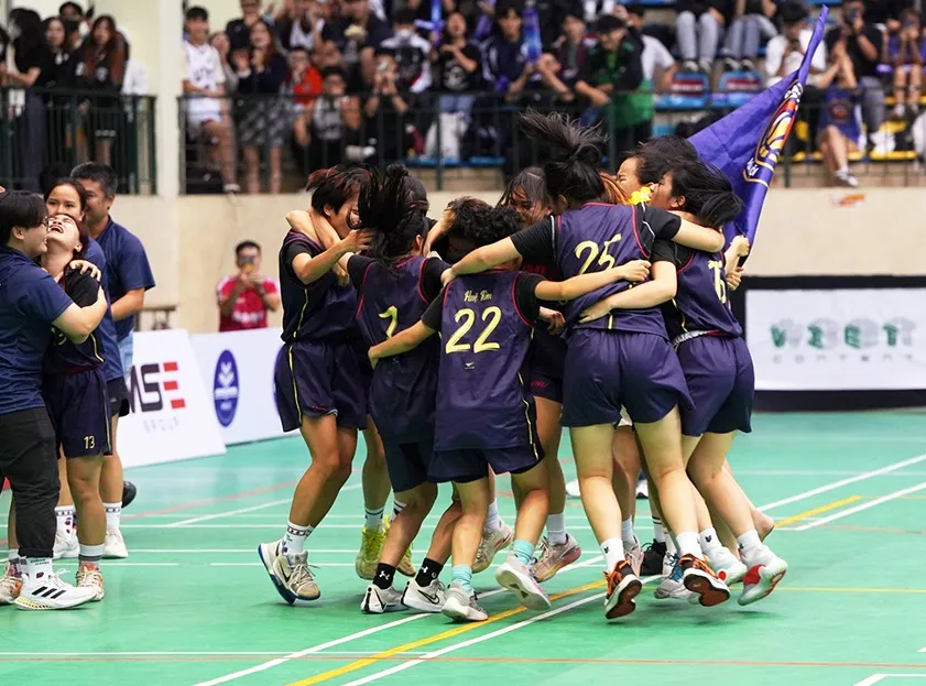 Cầu thủ đội bóng rổ nữ Đại học Quốc gia Hà Nội - VNU vui mừng với ngôi vô địch giải năm nay. Ảnh: BTC