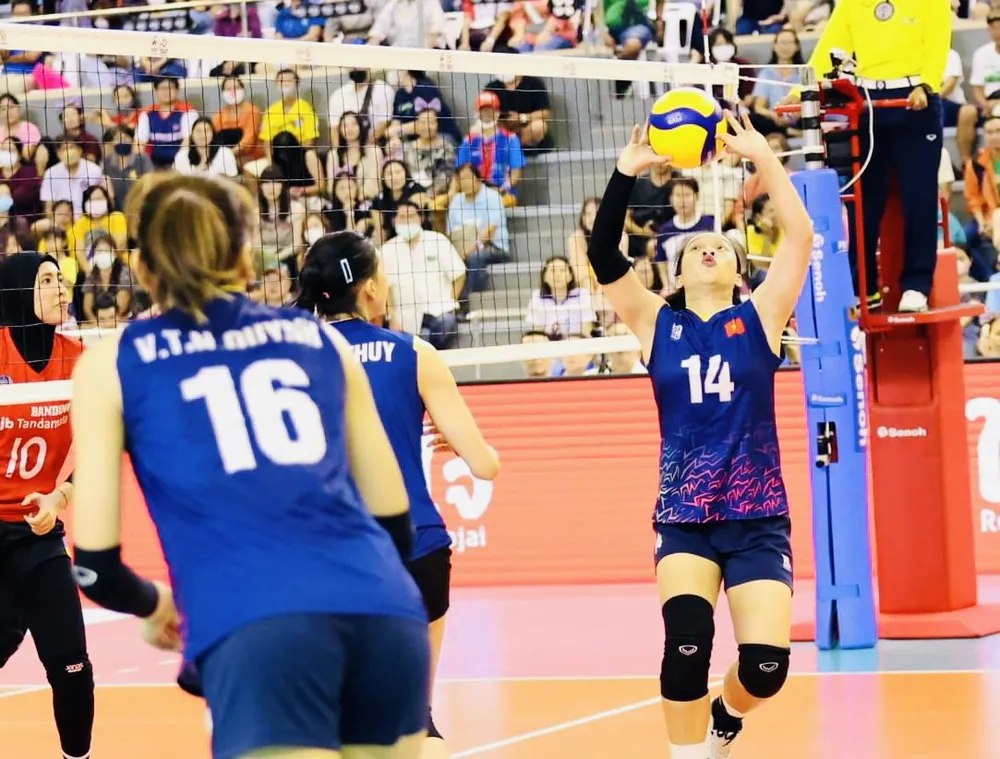 Võ Thị Kim Thoa (14) đang thi đấu ngày càng tự tin hơn trong đội hình của đội tuyển bóng chuyền nữ Việt Nam. Ảnh: SEAVL