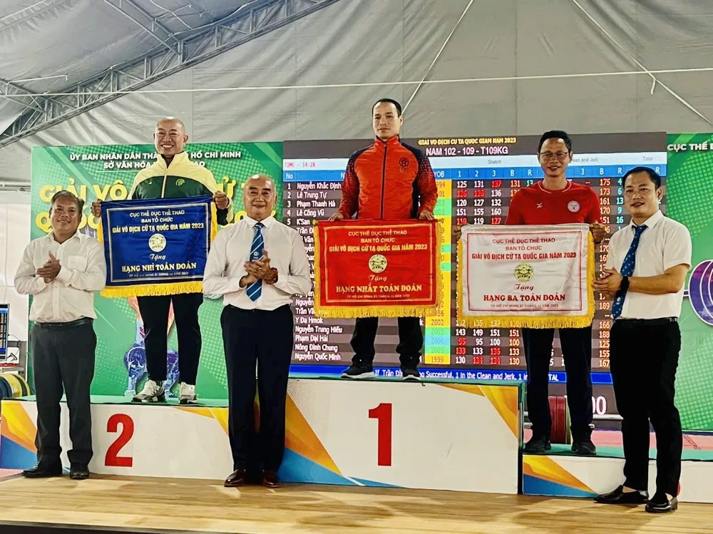 Ban tổ chức trao cờ đoàn cho các đơn vị dẫn đầu. Ảnh: MINH MINH