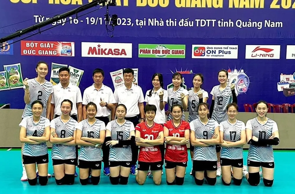 HLV Trần Đăng Thành và đội nữ Thanh Hóa từng thi đấu vòng hai giải bóng chuyền vô địch quốc gia 2023. Ảnh: MINH MINH