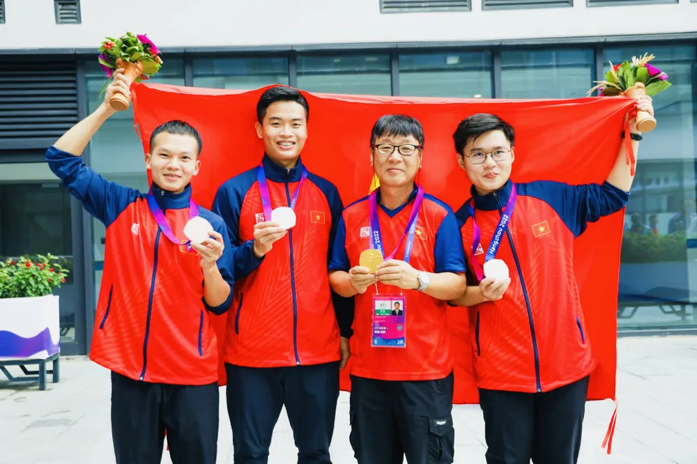 Phạm Quang Huy và HLV Park Chung-gun là những người được bầu chọn đứng vị trí dẫn đầu HLV, VĐV tiêu biểu toàn quốc 2023. Ảnh: LƯỢNG LƯỢNG