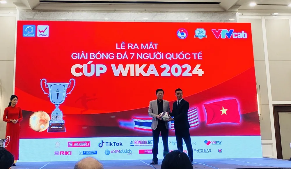 Ban tổ chức ra mắt trái bóng thi đấu chính thức ở giải năm nay. Ảnh: MINH MINH