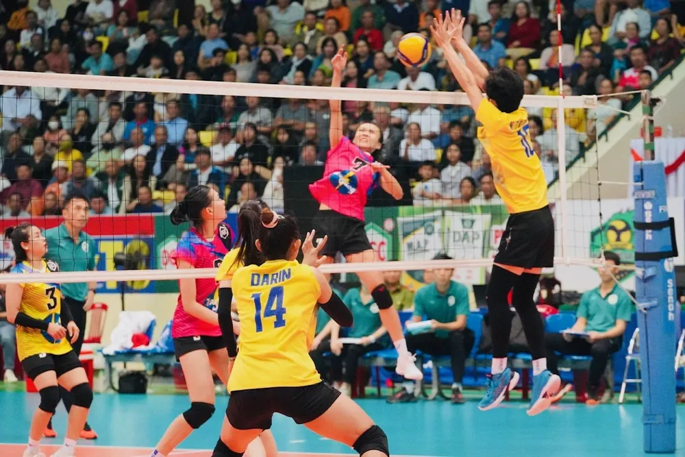 Đội nữ Hóa chất Đức Giang tia sáng (áo đỏ) đang tập trung tập luyện chuyên môn để hướng tới giành kết quả cao nhất năm nay. Ảnh: VFV