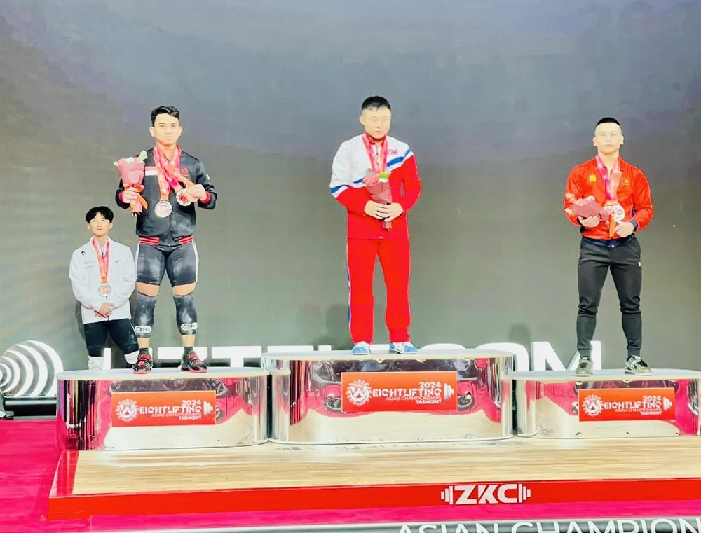 Trịnh Văn Vinh (phải) vẫn đang là gương mặt mà cử tạ Việt Nam chờ đợi có thể giành được suất chính thức dự Olympic Paris (Pháp) 2024 tại hạng 61kg nam. Ảnh: H.CHÍ