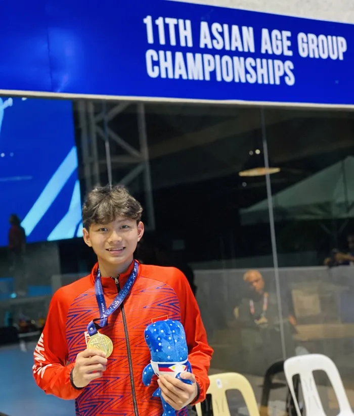 Tuyển thủ trẻ Hoàng Quy của đội bơi Việt Nam có mặt ở Philippines. Ảnh: THANH HUYỀN