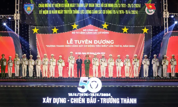 Chủ công Quản Trọng Nghĩa vinh dự được tuyên dương trong tối ngày 9-3. Ảnh: MPS