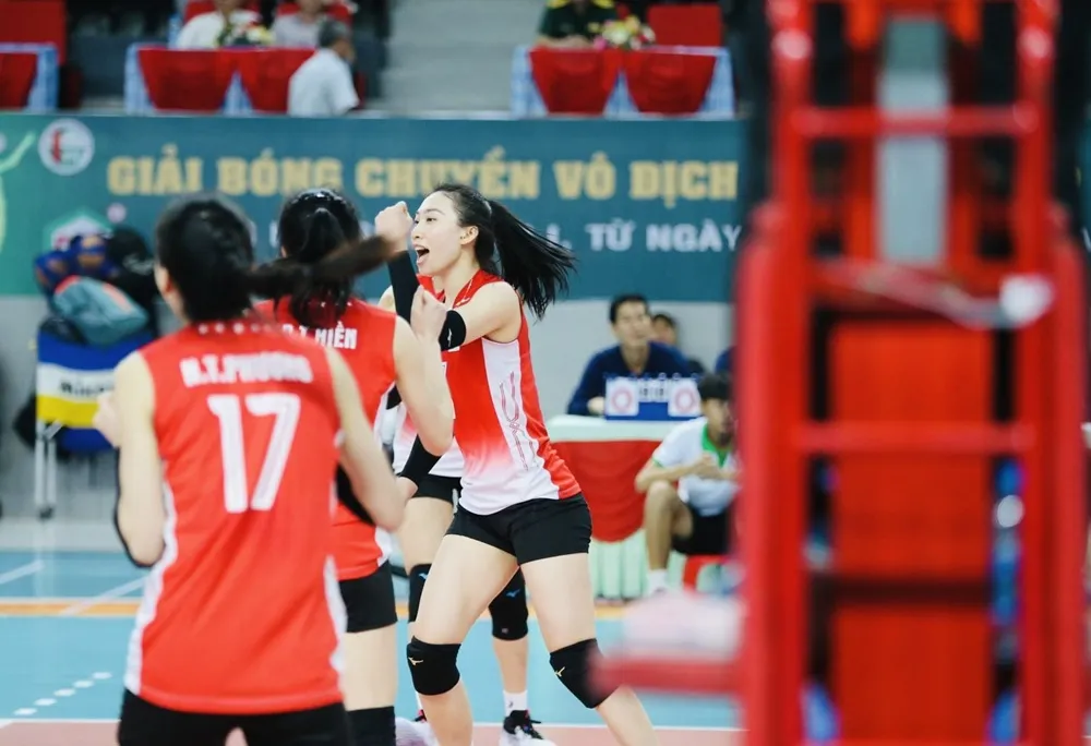 Cầu thủ nữ áo lính đã thi đấu mạnh mẽ để giành chiến thắng tiếp theo tại giai đoạn 1 giải vô địch quốc gia năm nay. Ảnh: BTLTT