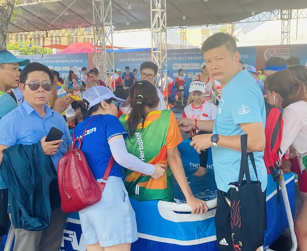 HLV Trần Đoàn Minh Thiện (phải) luôn theo sát học trò để hỗ trợ tối đa mọi công tác từ chuyên môn cho tới hồi phục. Ảnh: MINH MINH