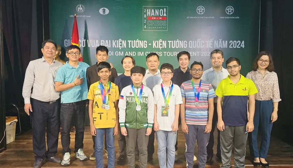 Các kỳ thủ đạt chuẩn kiện tướng và đại kiện tướng quốc tế ở giải lần này đã được ban tổ chức trao thưởng. Ảnh: MINH MINH