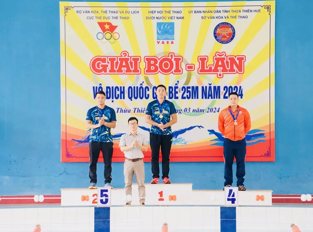 VĐV Nguyễn Thành Lộc (giữa) là gương mặt có chuyên môn tốt nhất đội lặn nam TPHCM thời điểm hiện tại. Ảnh: HCM FINSWIMMING