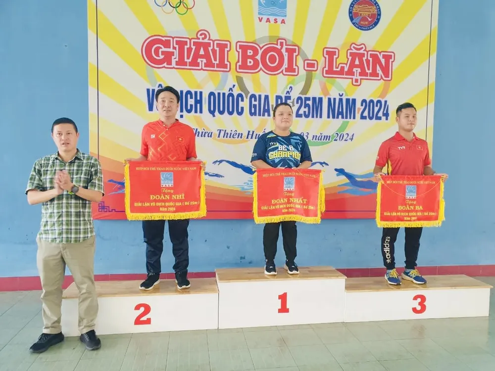 Ban tổ chức trao cờ cho các đơn vị dẫn đầu toàn giải. Ảnh: VASA