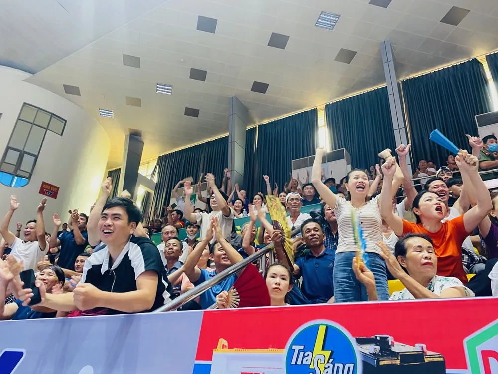 Người hâm mộ tại nhà thi đấu Hà Tĩnh luôn ngồi kín khán đài để cổ vũ các cầu thủ. Ảnh: MINH MINH