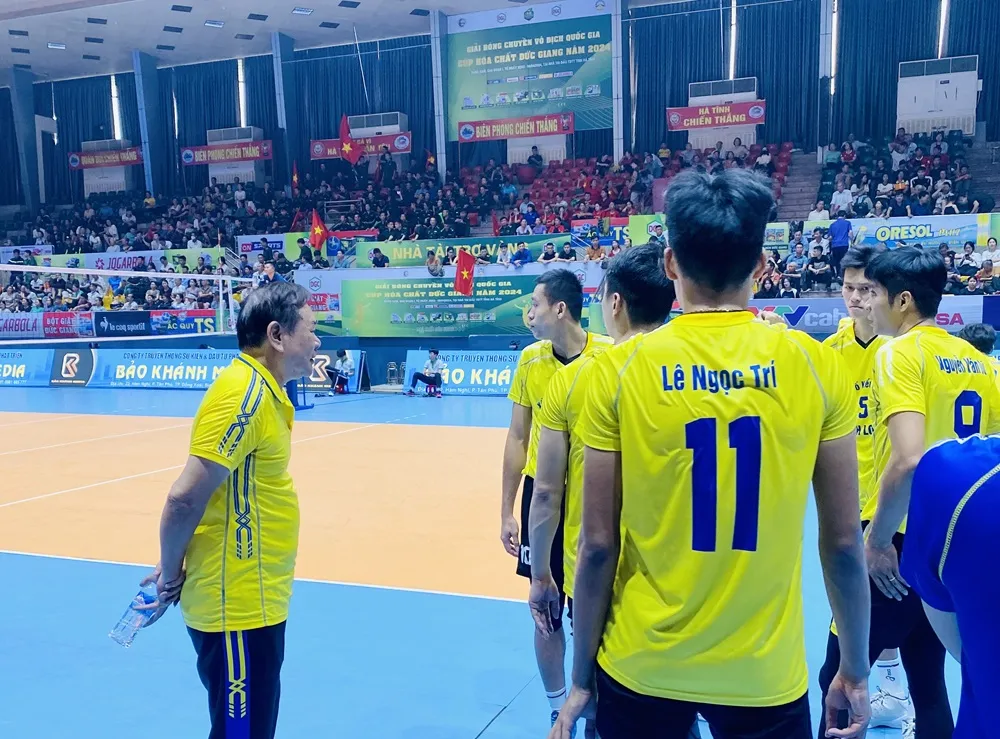 HLV Bùi Huy Châm vẫn đang làm công tác huấn luyện chuyên môn đội nam XSKT Vĩnh Long. Ảnh: MINH MINH