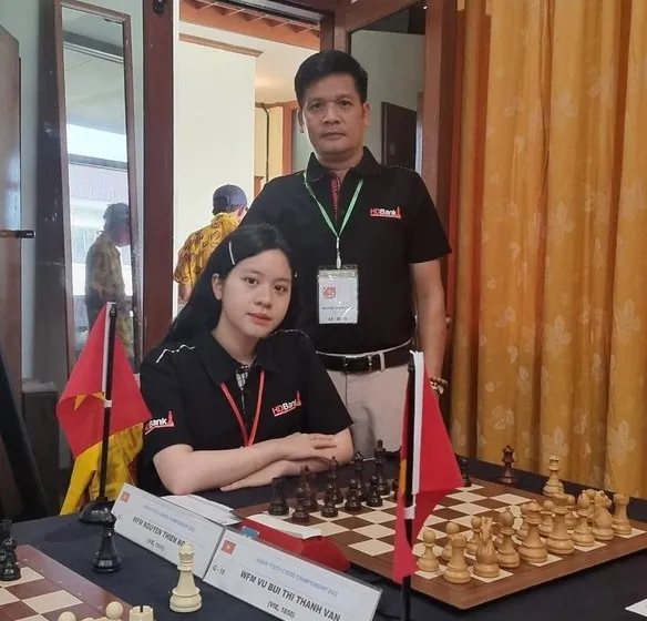 Thiên Ngân luôn có bố đồng hành trong nhiều giải cờ vua. Ảnh: CHESSVN