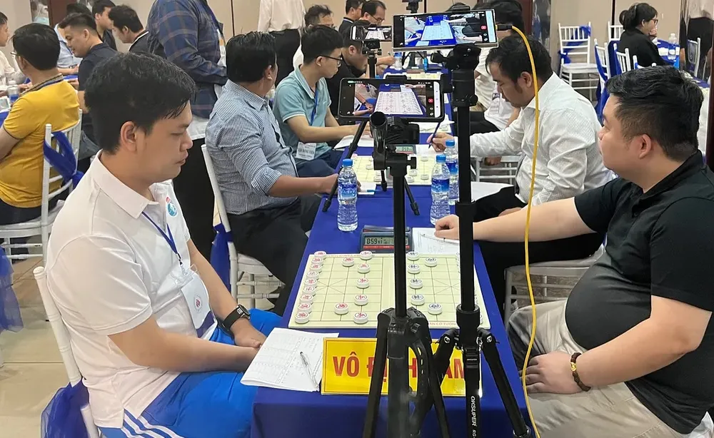 Vũ Quốc Đạt (áo trắng) đang tạm dẫn đầu nội dung cờ tiêu chuẩn của bảng nam ở giải cờ tướng vô địch quốc gia 2024. Ảnh: NGUYỄN THÀNH TRUNG