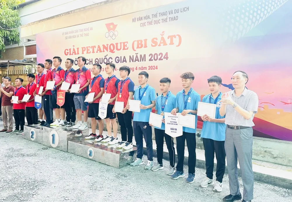 Ban tổ chức trao giải cho các bi thủ đạt kết quả ở giải vô địch quốc gia năm nay. Ảnh: MINH MINH