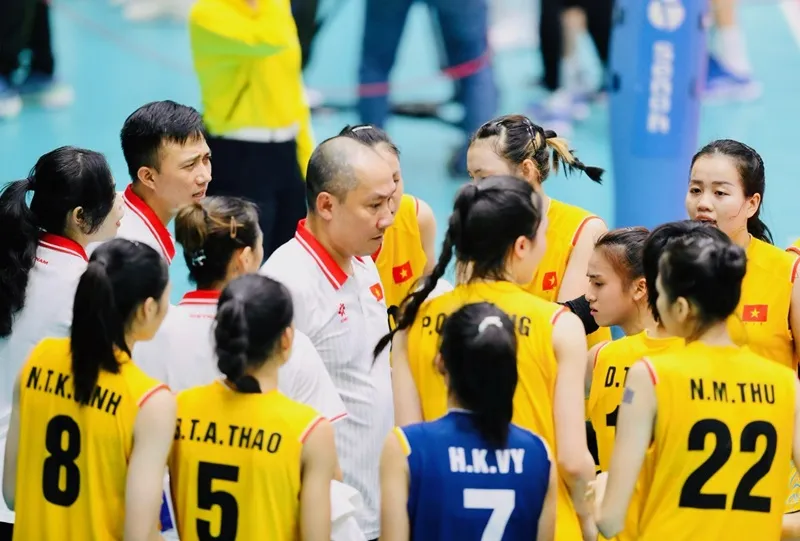 HLV Nguyễn Tuấn Kiệt đã có buổi tối chỉ đạo quan trọng giúp học trò thi đấu tốt. Ảnh: DŨNG PHƯƠNG