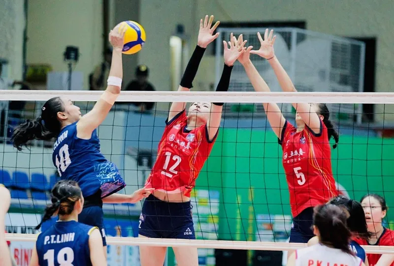 Cầu thủ nữ trẻ U20 Việt Nam (xanh) đang chơi tiến bộ qua từng trận tại Đắk Lắk lần này. Ảnh: DŨNG PHƯƠNG