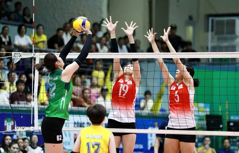 Các tay đập của VTV Bình Điền Long An (xanh) đã cố gắng nhưng chưa có được kết quả hạng 3 cuối cùng. Ảnh: DŨNG PHƯƠNG