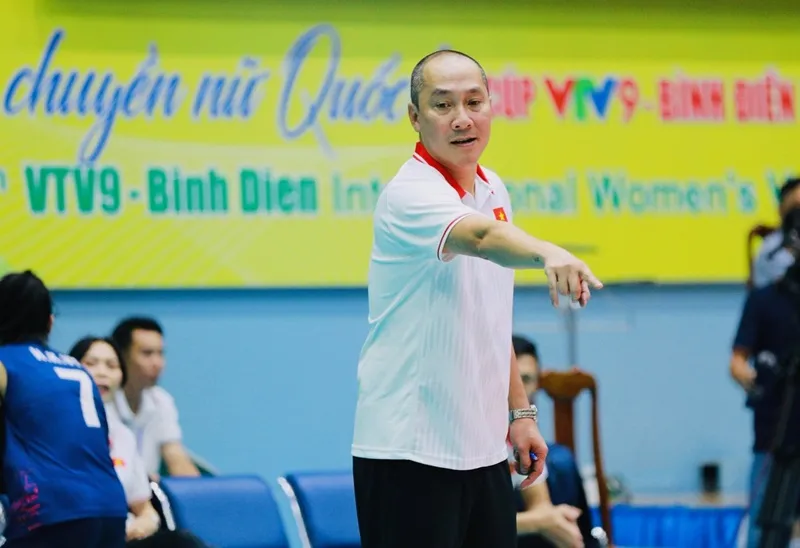 HLV Nguyễn Tuấn Kiệt và các học trò lên đường đi Philippines dự AVC Challenge Cup 2024 với nhiệm vụ bảo vệ ngôi vô địch. Ảnh: DŨNG PHƯƠNG