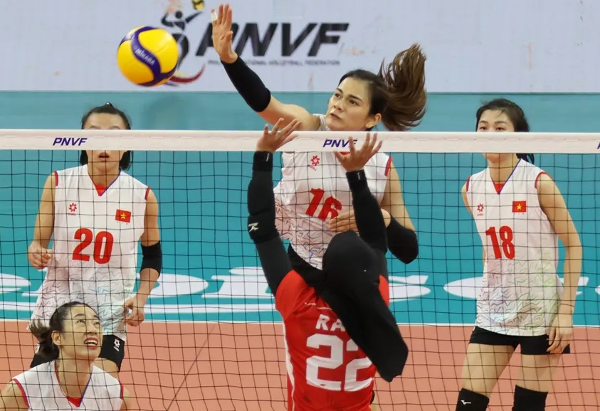 Đội tuyển bóng chuyền nữ Việt Nam đang nỗ lực thi đấu dù có nhiều cầu thủ gặp chấn thương. Ảnh: AVC