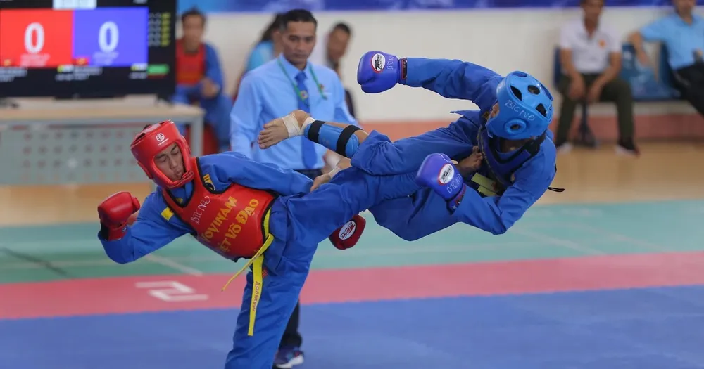 Các võ sỹ thi đấu thu hút sự cổ vũ của người hâm mộ và giới chuyên môn vovinam. Ảnh: DŨNG PHƯƠNG