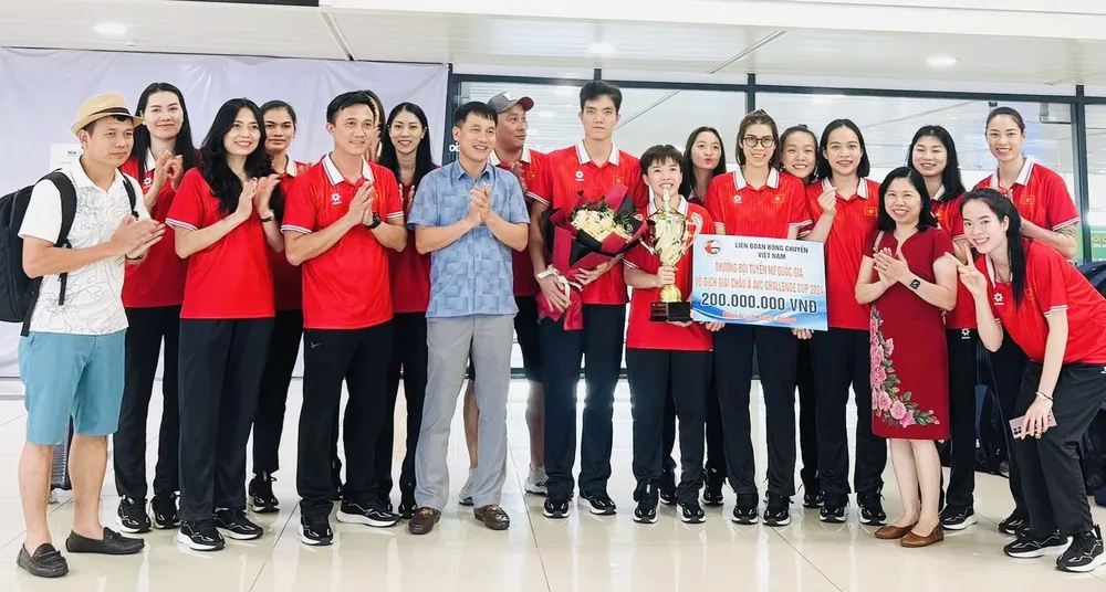 Thành viên đội tuyển bóng chuyền nữ Việt Nam về nước và sẽ tập tại Tam Đảo (Vĩnh Phúc). Ảnh: VFV