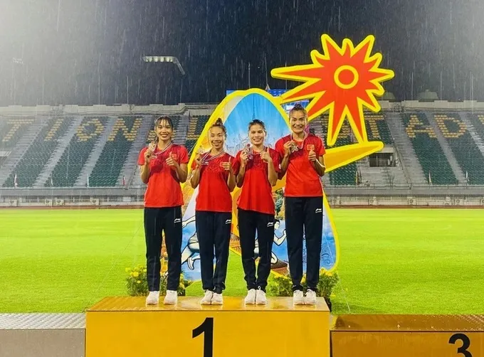 Tiếp sức 4x400m nữ Việt Nam đã vươn lên hạng 27 thế giới lúc này. Ảnh: MINH MINH