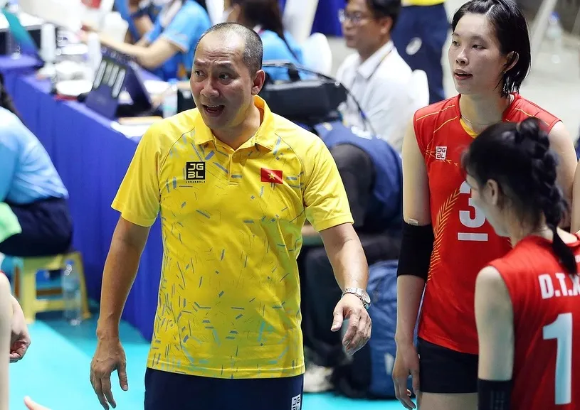 HLV Nguyễn Tuấn Kiệt bắt tay vào công tác huấn luyện tại Tam Đảo (Vĩnh Phúc) đối với các tuyển thủ bóng chuyền nữ Việt Nam. Ảnh: DŨNG PHƯƠNG