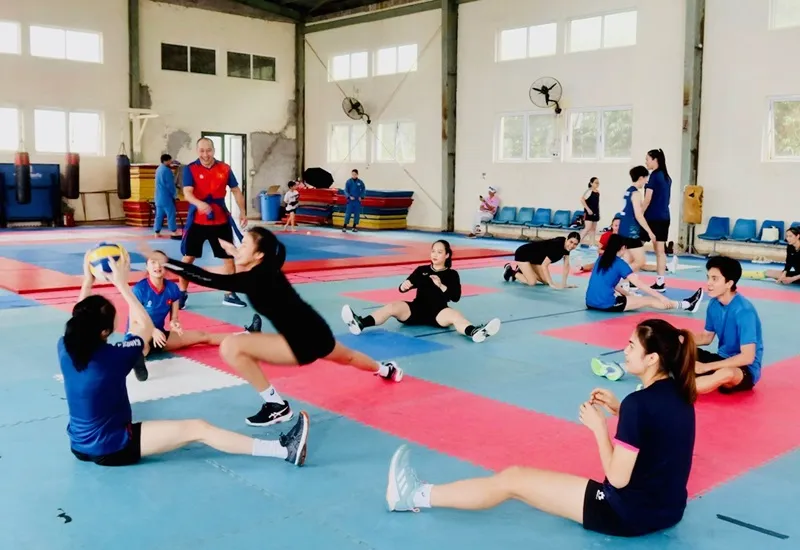 HLV Nguyễn Tuấn Kiệt thực hiện nhiều bài tập để cầu thủ được vận động cũng như có sự thả lỏng tốt nhất. Ảnh: DŨNG PHƯƠNG