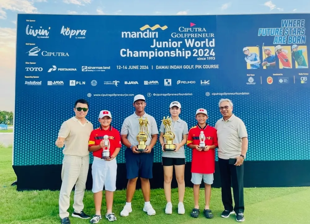 Hai golf thủ trẻ của Việt Nam (áo đỏ) có các kết quả tốt lần này tại bảng C. Ảnh: VGA