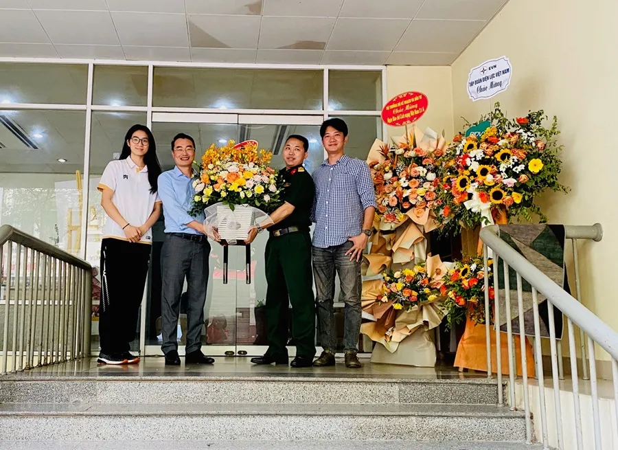 Đại diện đội bóng chuyền nữ của Binh chủng Thông tin liên lạc đã tới chúc mừng cơ quan báo Sài Gòn Giải Phóng (văn phòng Hà Nội) nhân kỷ niệm 99 năm Ngày báo chí Cách mạng Việt Nam. Ảnh: MINH MINH 