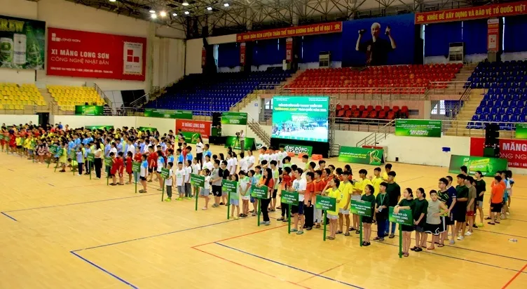 Các VĐV dự giải bơi cứu đuối thiếu nhi, học sinh toàn quốc năm nay. Ảnh: MẠNH CƯỜNG