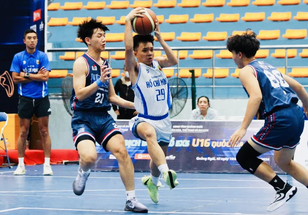 Cầu thủ TPHCM và Hà Nội đã thi đấu quyết liệt ở trận chung kết nội dung nam. Ảnh: VBF