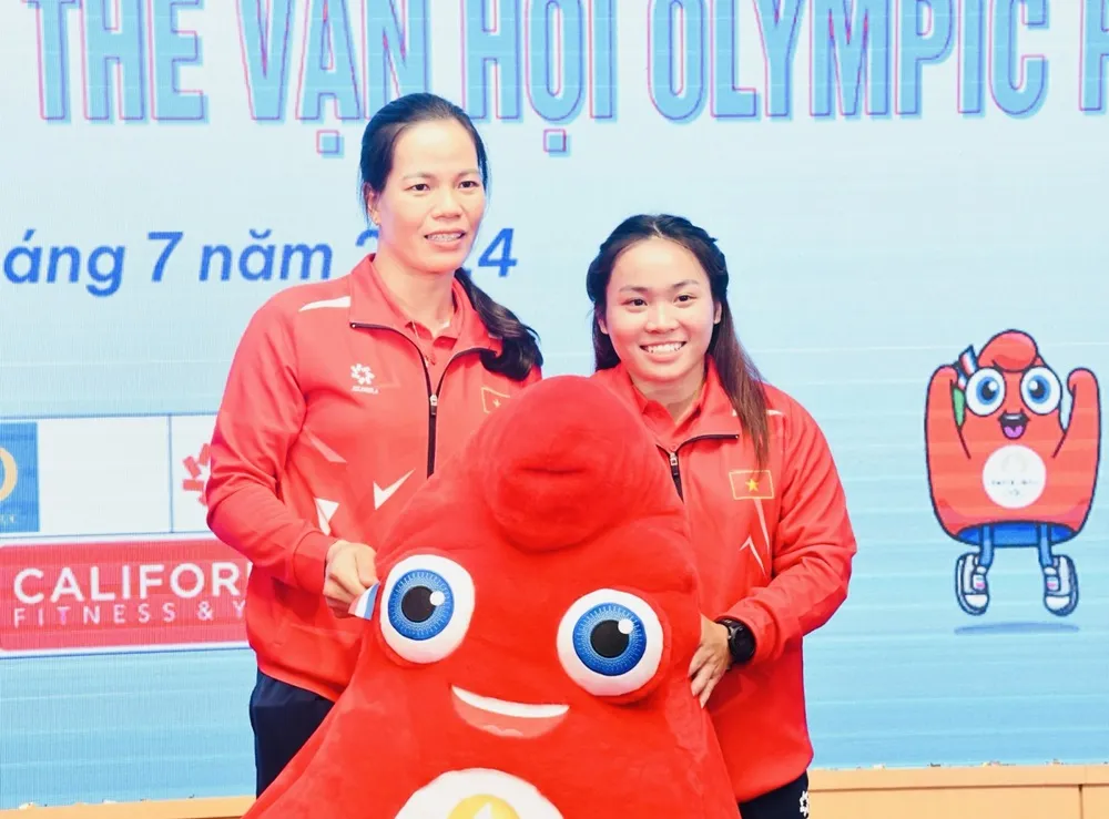 Phạm Thị Huệ (trái) lên đường đi Pháp tranh tài Olympic đầu tiên của sự nghiệp. Ảnh: LƯỢNG LƯỢNG